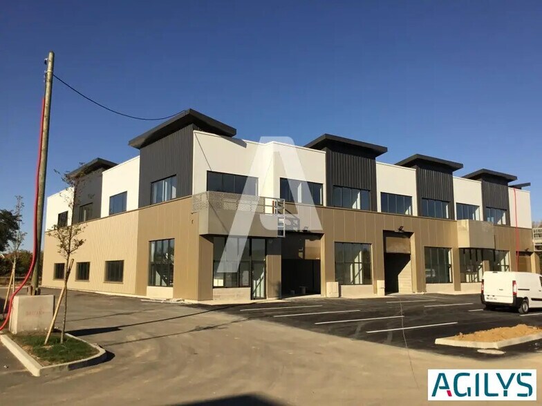 Flex in Saint-Pierre-du-Perray for lease - Building Photo - Image 3 of 7