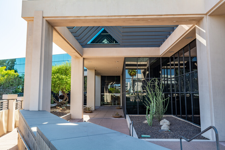 5050 N 40th St, Phoenix, AZ for lease - Building Photo - Image 3 of 11