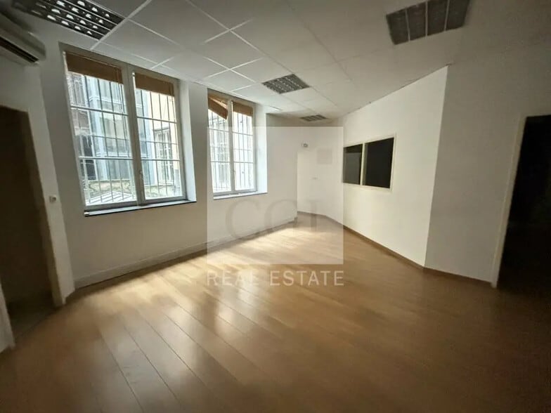 Office in Lyon for lease - Building Photo - Image 2 of 10