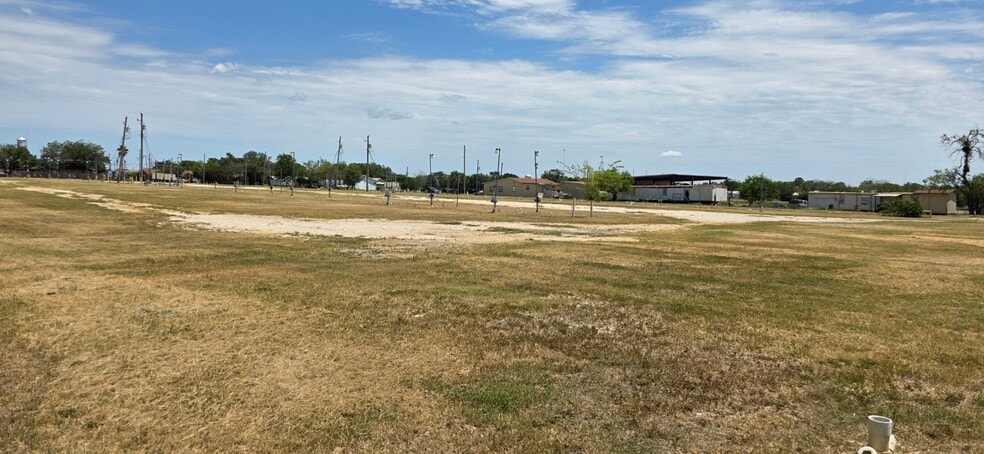 200 W 3rd Ave, Nixon, TX for lease - Primary Photo - Image 1 of 4