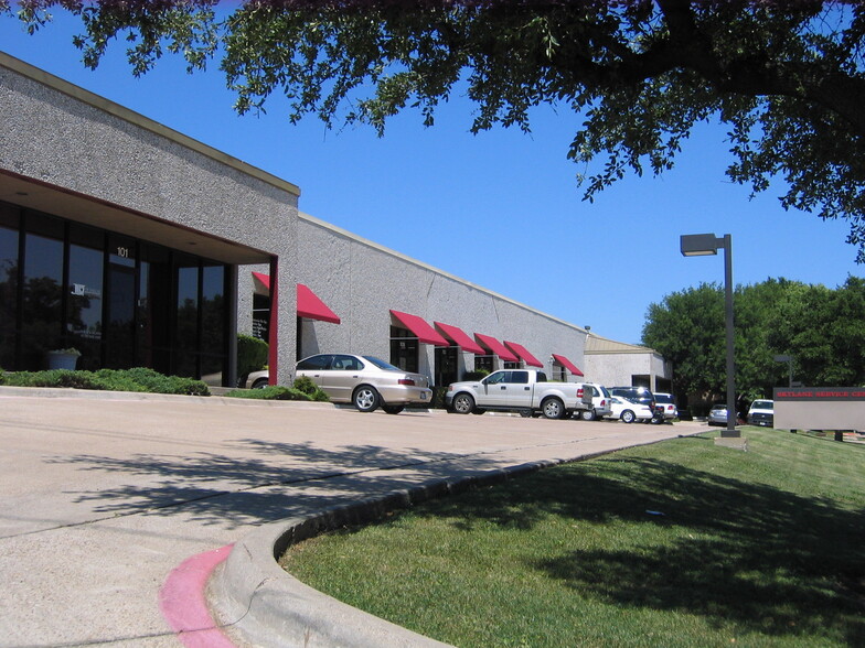 3151 Skylane Dr, Carrollton, TX for lease - Building Photo - Image 1 of 3