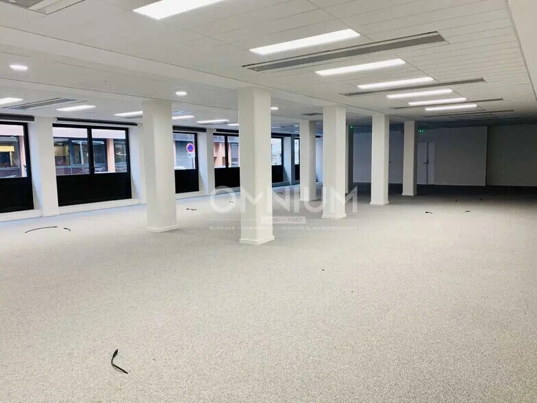 Flex in Lyon for lease - Building Photo - Image 3 of 6