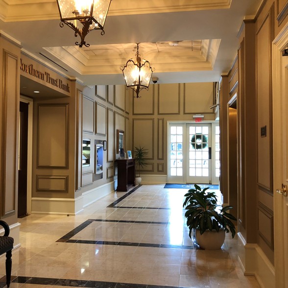 120 Kercheval Ave, Grosse Pointe Farms, MI for lease - Lobby - Image 3 of 5