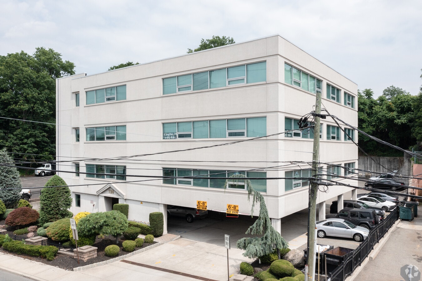 725 Grand Ave, Ridgefield, NJ 07657