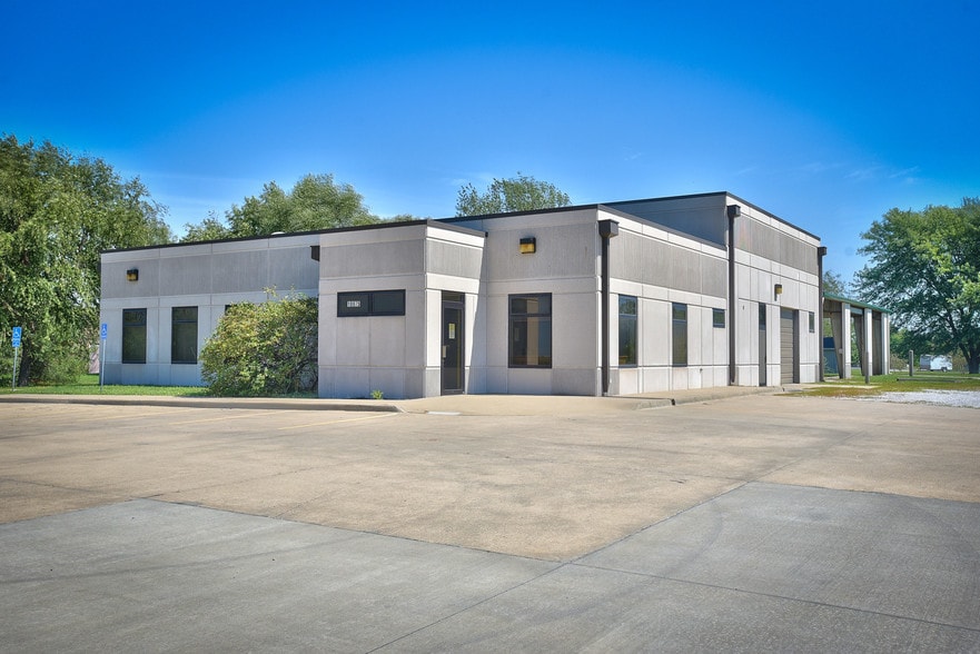 19975 Metcalf Ave, Stilwell, KS for sale - Building Photo - Image 1 of 1