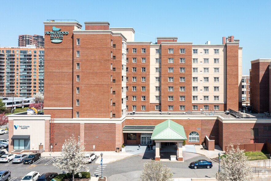 225 River Rd, Edgewater, NJ 07020 City Place at the Promenade