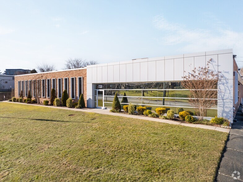 720 Old Willets Path, Hauppauge, NY for sale - Primary Photo - Image 1 of 1