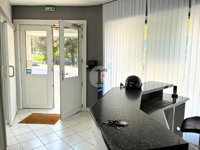 Retail in La Madeleine for lease - Lobby - Image 3 of 5