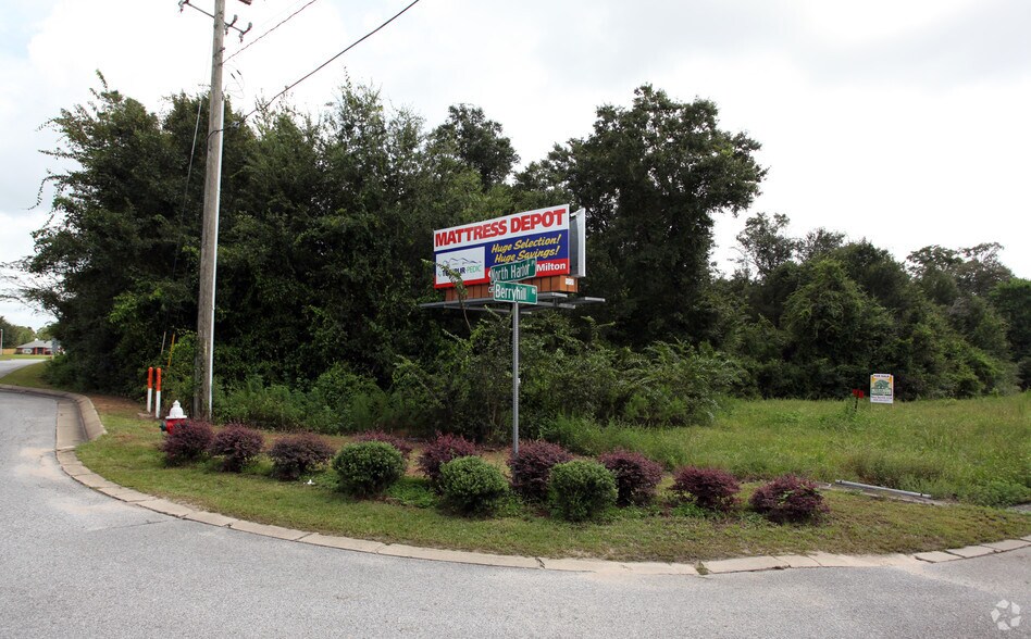 10000 Berryhill Rd, Pace, FL for sale - Primary Photo - Image 1 of 1