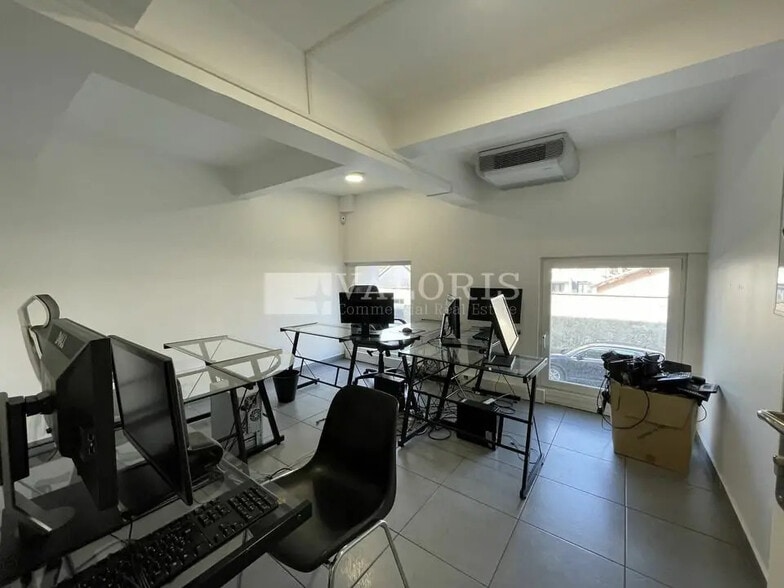 Office in Villeurbanne for lease - Interior Photo - Image 2 of 6