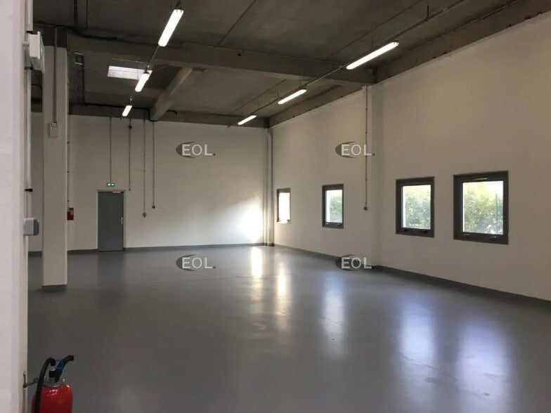 Flex in Villeneuve-la-Garenne for lease - Building Photo - Image 2 of 26