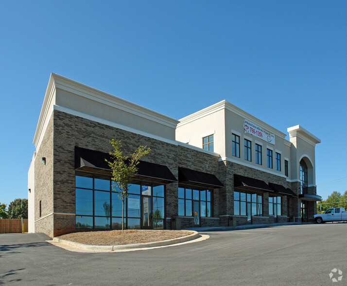 4401 W Wendover Ave, Greensboro, NC for lease - Building Photo - Image 3 of 6