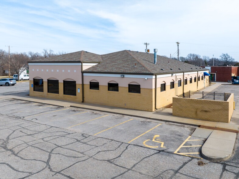 2535 E Lincoln St, Wichita, KS for lease - Building Photo - Image 2 of 27