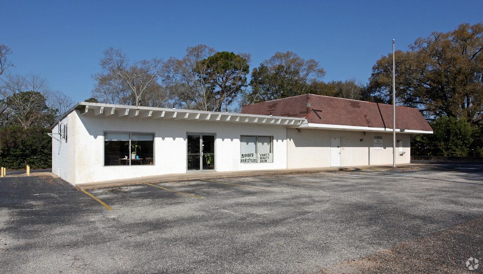 Overlook Rd Retail Center portfolio of 3 properties for sale on LoopNet.com - Building Photo - Image 2 of 4