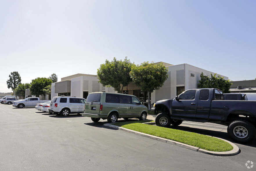 351-371 Oak Pl, Brea, CA for lease - Building Photo - Image 2 of 3