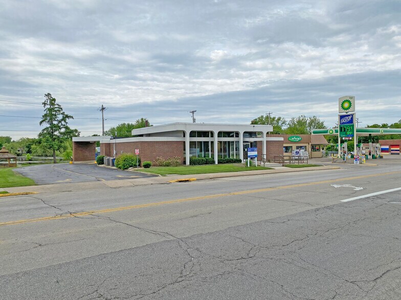 132 E Main St, Hortonville, WI for sale - Building Photo - Image 1 of 1