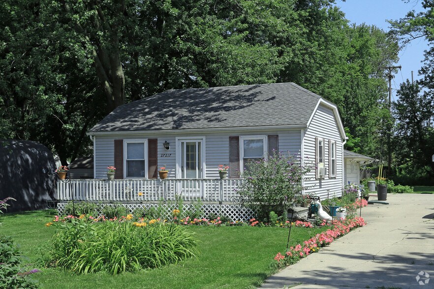 27217 Crocker Blvd, Harrison Township, MI 48045