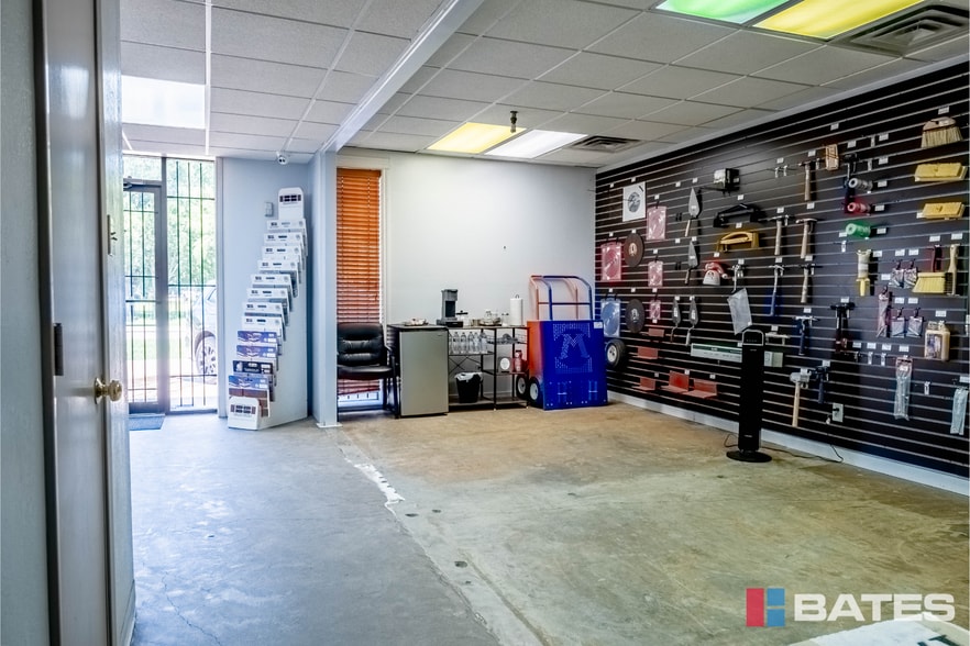 1812 Garden Spring Dr, Dallas, TX for sale - Building Photo - Image 2 of 28