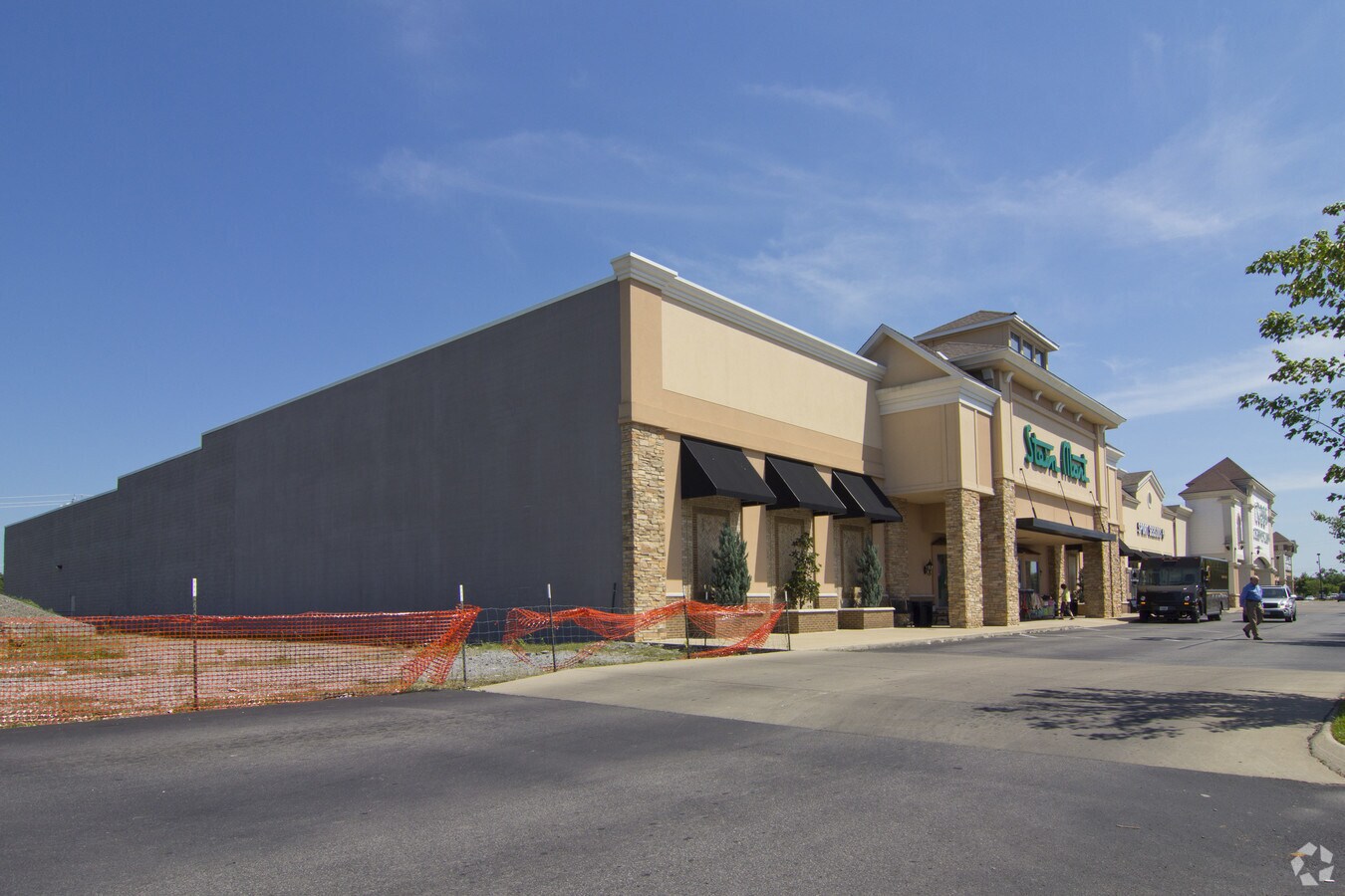 490 N Thompson Ln, Murfreesboro, TN 37129 The Oaks Shopping Center