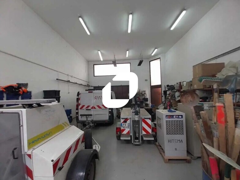 Flex in Voisins-le-Bretonneux for lease - Interior Photo - Image 1 of 9