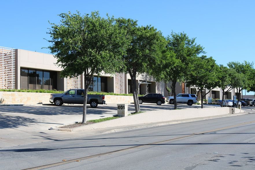 401 Isom Rd, San Antonio, TX for lease - Building Photo - Image 3 of 9