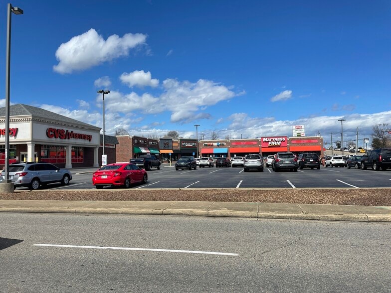 2111 N Roan St, Johnson City, TN for lease - Building Photo - Image 3 of 6