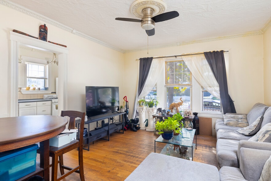 Lynn Portfolio portfolio of 2 properties for sale on LoopNet.com - Building Photo - Image 2 of 32