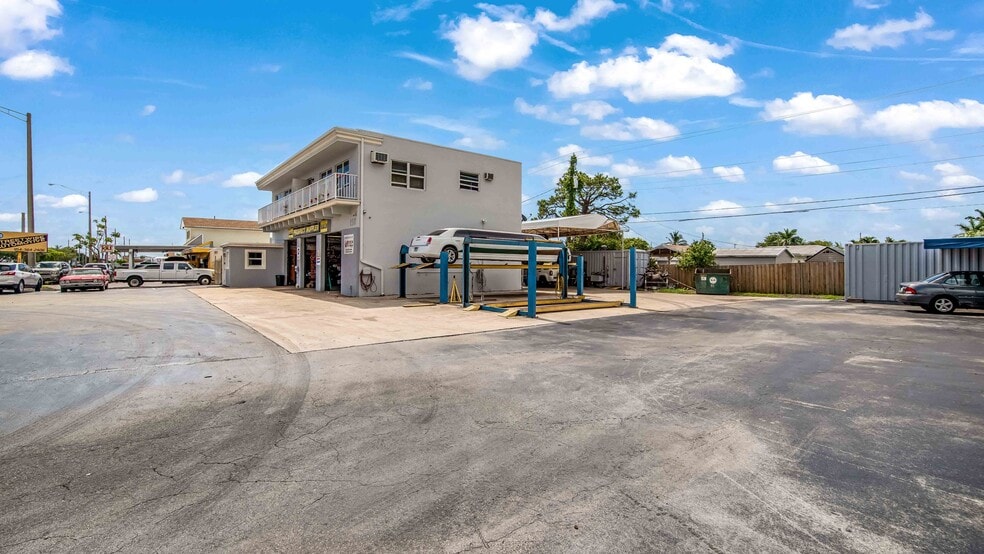 250 NE 44th St, Oakland Park, FL for sale - Building Photo - Image 2 of 32