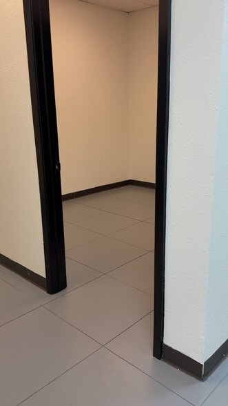 2910 Antoine Dr, Houston, TX for lease - Commercial Listing Video - Image 3 of 21