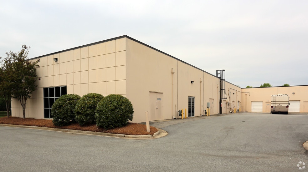 7343 W Friendly Ave, Greensboro, NC for lease - Building Photo - Image 2 of 14