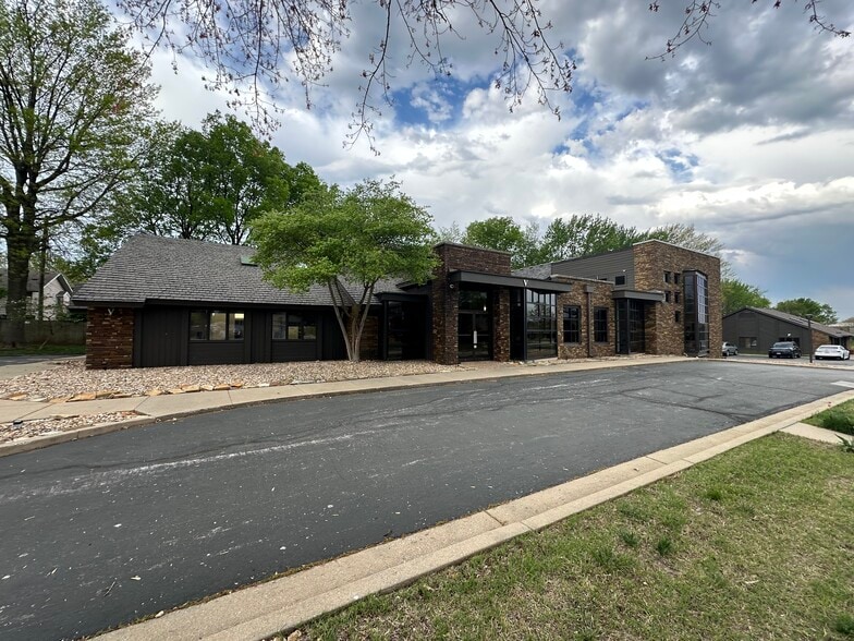 1200 E Woodhurst Dr, Springfield, MO for lease - Building Photo - Image 2 of 13