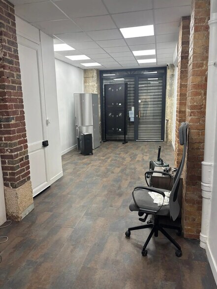 Retail in Paris for lease - Interior Photo - Image 2 of 6