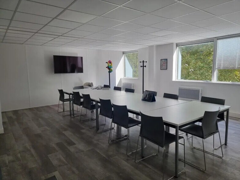 Office in Créteil for lease - Interior Photo - Image 1 of 9