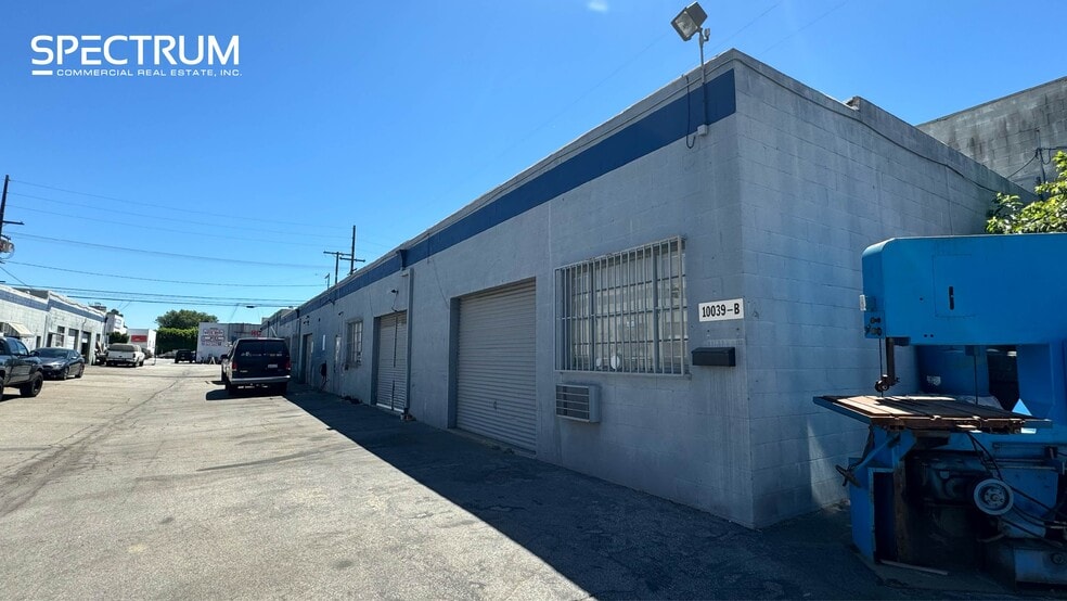 10035-10043 Canoga Ave, Chatsworth, CA for lease - Building Photo - Image 2 of 2