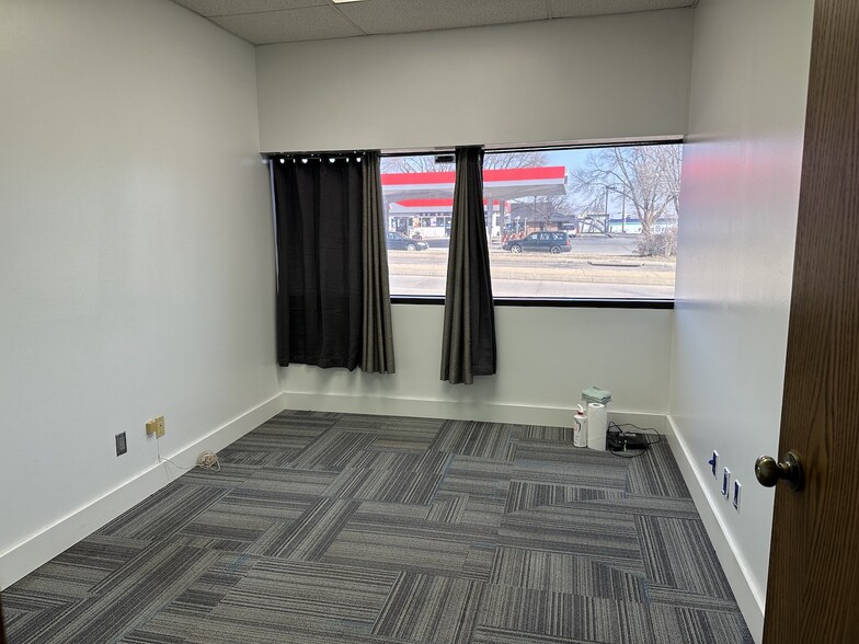 4401-4435 O St, Lincoln, NE for lease - Interior Photo - Image 3 of 9