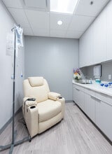 5673 Peachtree Dunwoody Rd NE, Atlanta, GA for lease Interior Photo- Image 2 of 6