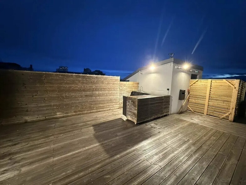 Office in Rouen for lease - Building Photo - Image 2 of 14