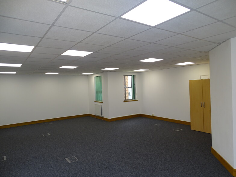 96-110 Luton Rd, Harpenden for lease - Interior Photo - Image 3 of 8