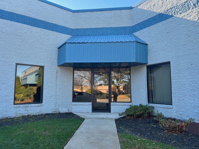 10 Drew Ct, Ronkonkoma, NY for lease - Building Photo - Image 1 of 8