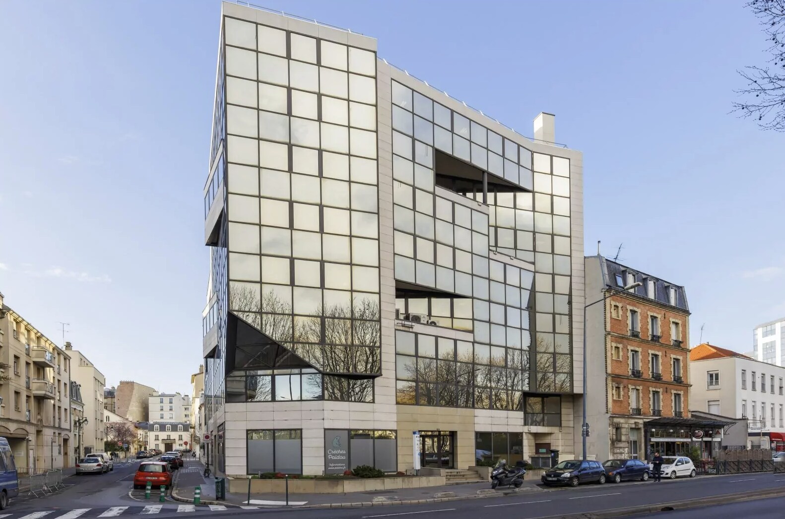  in Asnières-sur-Seine for sale Primary Photo- Image 1 of 1