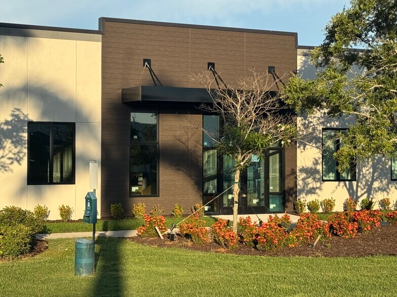 6355 Initiative Blvd, Sarasota, FL for lease - Building Photo - Image 2 of 31