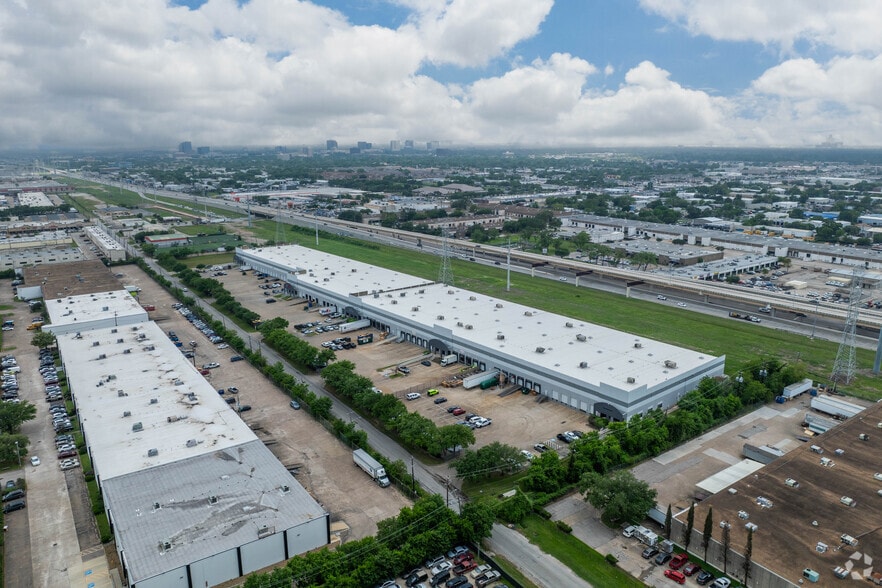 8648 Glenmont Dr, Houston, TX for lease - Aerial - Image 2 of 7