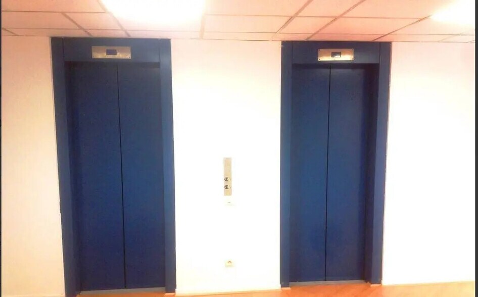 Retail in Colombes for lease - Building Photo - Image 3 of 9