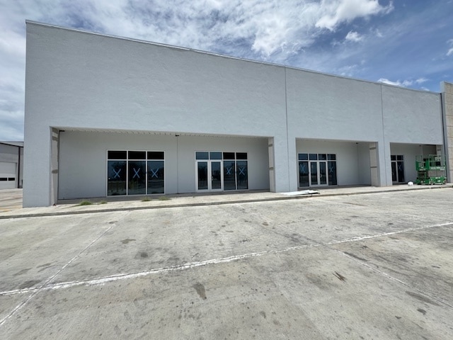 405 Crossroads St, Laredo, TX for lease Building Photo- Image 1 of 27