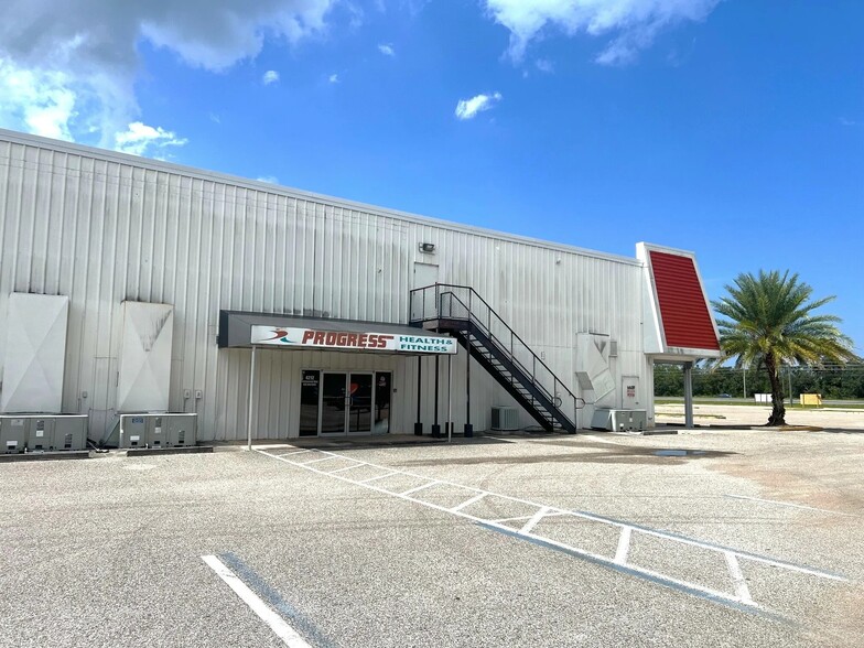 4210 Commercial Way, Spring Hill, FL for lease - Building Photo - Image 3 of 4