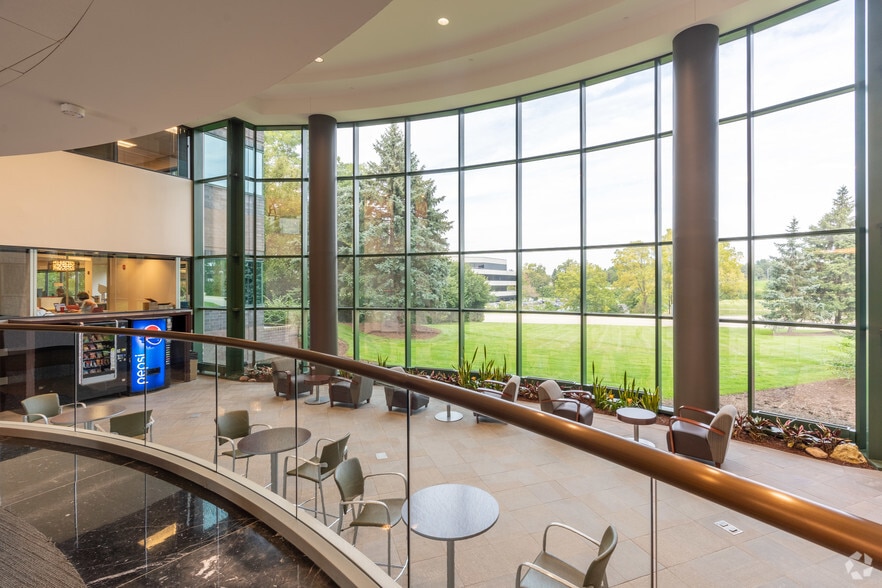 801 Warrenville Rd, Lisle, IL for lease - Lobby - Image 1 of 8