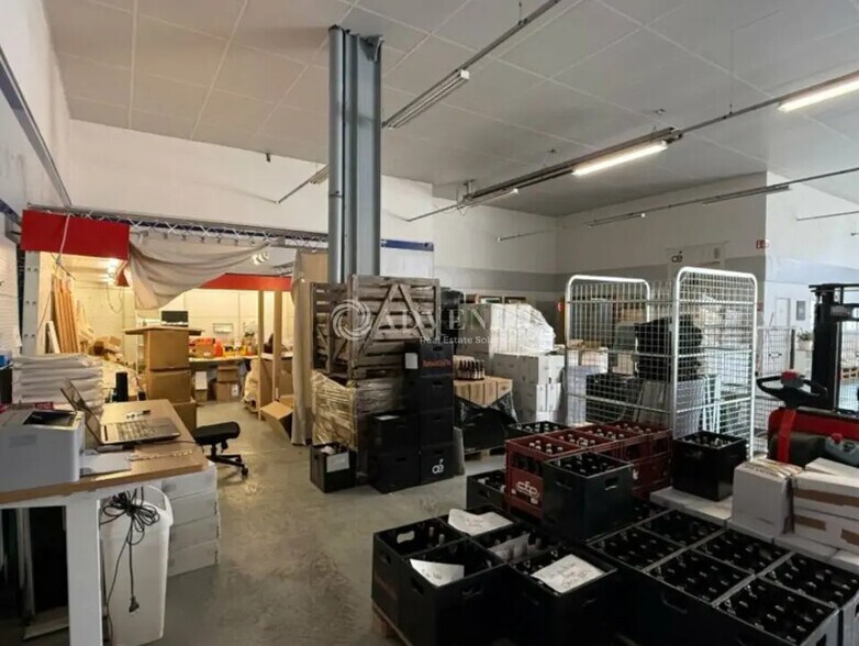 Flex in Lyon for lease - Interior Photo - Image 3 of 12