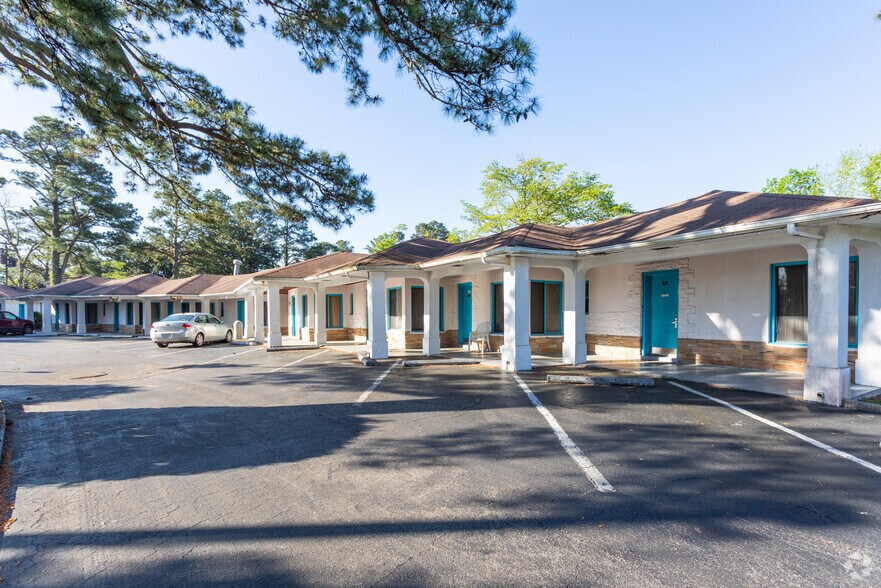 2916 Market St, Wilmington, NC 28403 Carolinian Inn