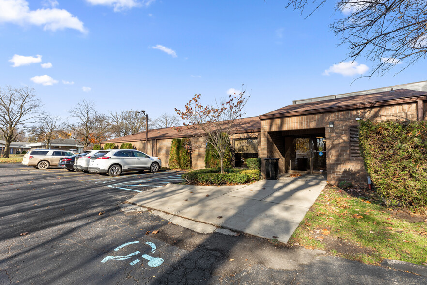 28711 8 Mile Rd, Livonia, MI for lease - Building Photo - Image 3 of 9