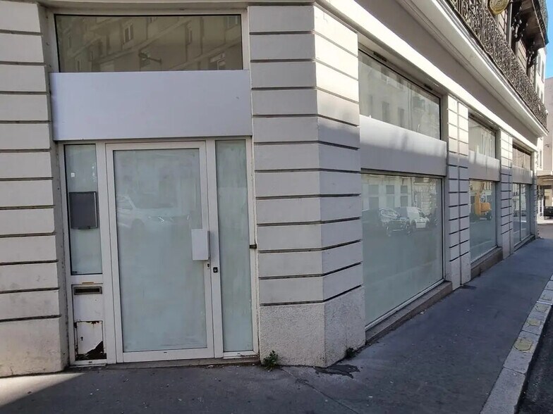 Retail in Nantes for lease - Building Photo - Image 1 of 3